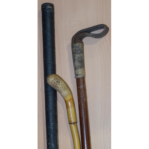 4042 - A vintage hickory shaft Golf club and two horse whips 92cm (3).