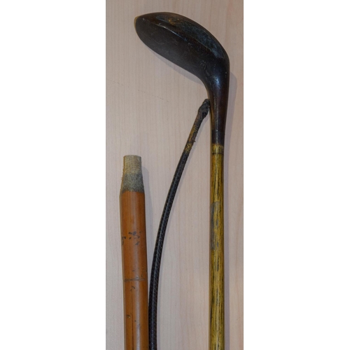 4042 - A vintage hickory shaft Golf club and two horse whips 92cm (3).