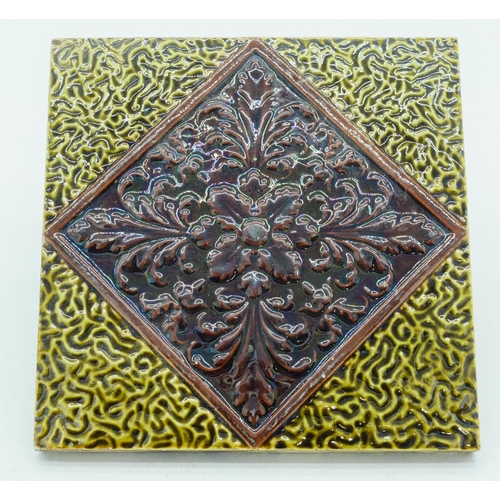 4060 - Three Victorian  Arts and Crafts tiles 15 x 15 cm (3).