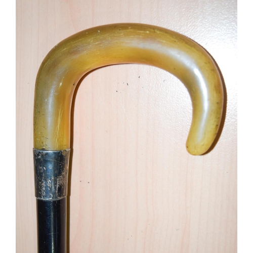 4090 - A horn handled wooden walking cane 90 cm .