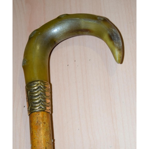 4092 - A horn handled wooden walking cane 90 cm .