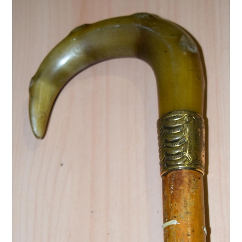 4092 - A horn handled wooden walking cane 90 cm .