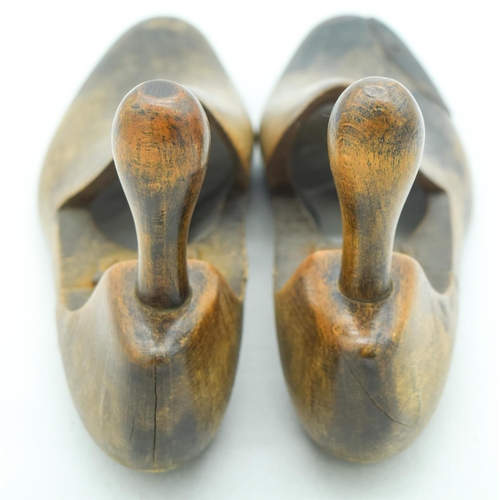 4095 - A pair of vintage shoe makers lasts 30cm (2).