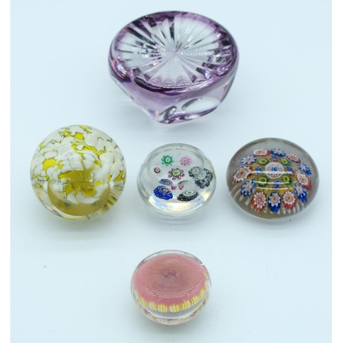 4152 - Collection of Paperweights largest 8 5 cm (5).