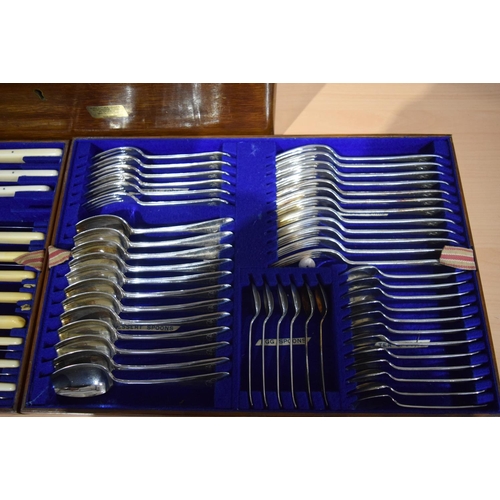 4200 - A Boxed Walker Hall cutlery set 33 x 47cm.