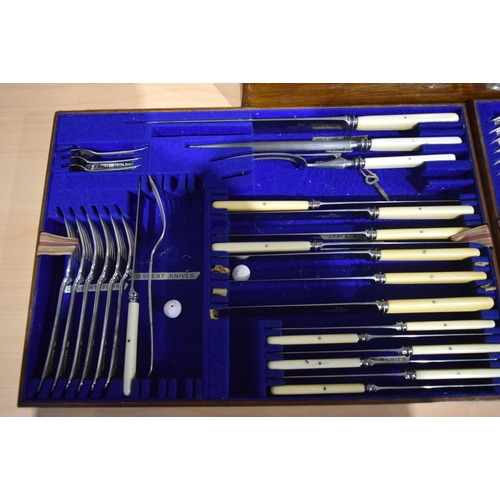 4200 - A Boxed Walker Hall cutlery set 33 x 47cm.