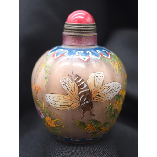 4225 - A Chinese glass snuff bottle decorated with insects and foliage 7 cm .