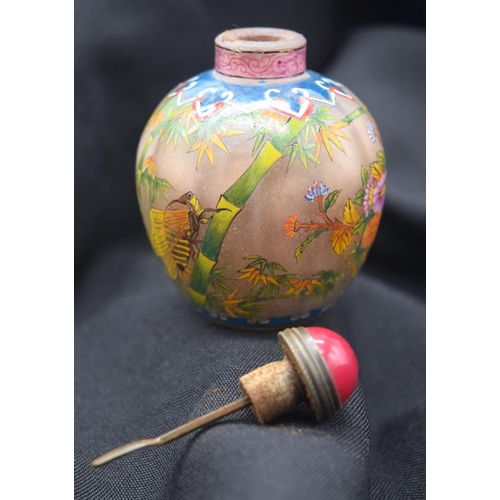 4225 - A Chinese glass snuff bottle decorated with insects and foliage 7 cm .