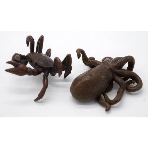 4242 - A Japanese small bronze Octopus together with a crab 6 cm (2).