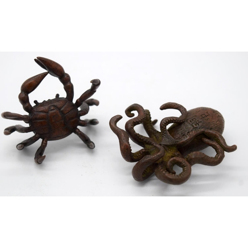 4242 - A Japanese small bronze Octopus together with a crab 6 cm (2).