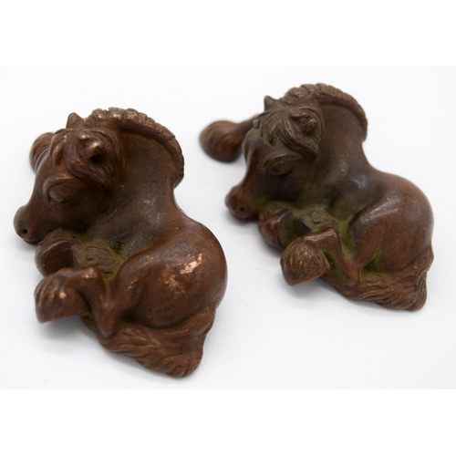 4250 - Two Japanese small bronze horses 8cm (2)