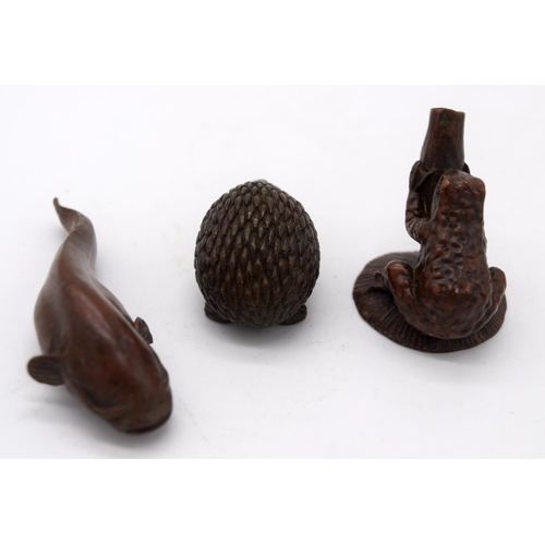 4252 - A Japanese small bronze catfish, hedgehog and a frog 6cm (3).