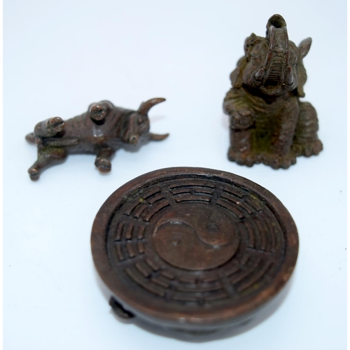 4255 - A Japanese small bronze Elephant ,bull and two water buffalo 4cm (3).