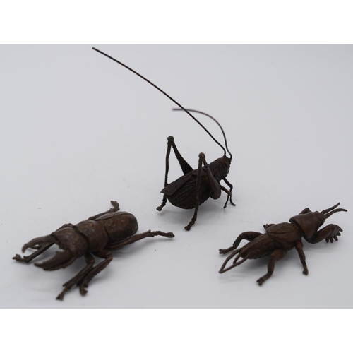 4259 - A Japanese small bronze group of insects 6cm (3).