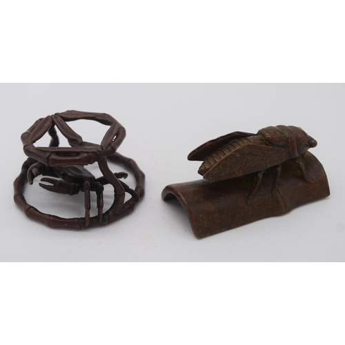 4260 - A Japanese small bronze crab pot  and a locust 6.5 cm (2).