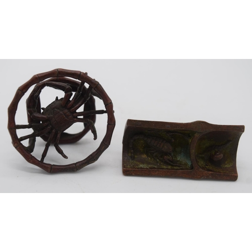 4260 - A Japanese small bronze crab pot  and a locust 6.5 cm (2).