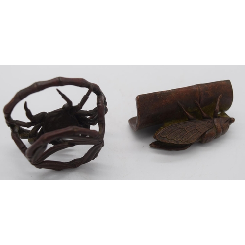 4260 - A Japanese small bronze crab pot  and a locust 6.5 cm (2).