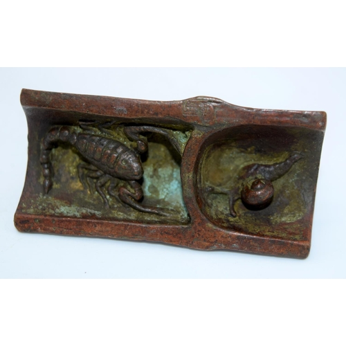 4260 - A Japanese small bronze crab pot  and a locust 6.5 cm (2).