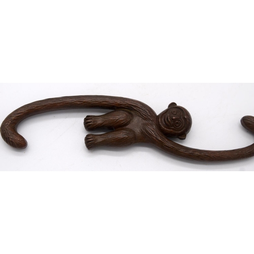 4262 - A Japanese small bronze strawberry and a monkey 15cm (2).