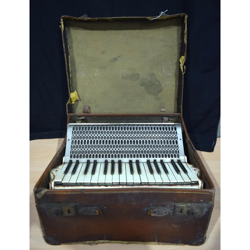 4388 - A Cav. Sante Crucianelli Figli Castelfidaro Italia Piano accordion in Leather case