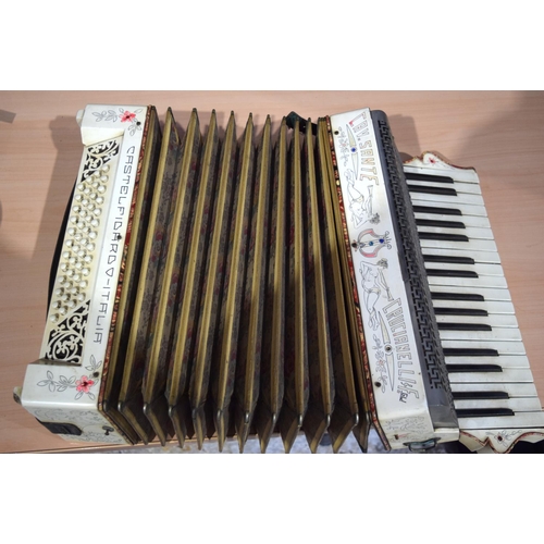 4388 - A Cav. Sante Crucianelli Figli Castelfidaro Italia Piano accordion in Leather case