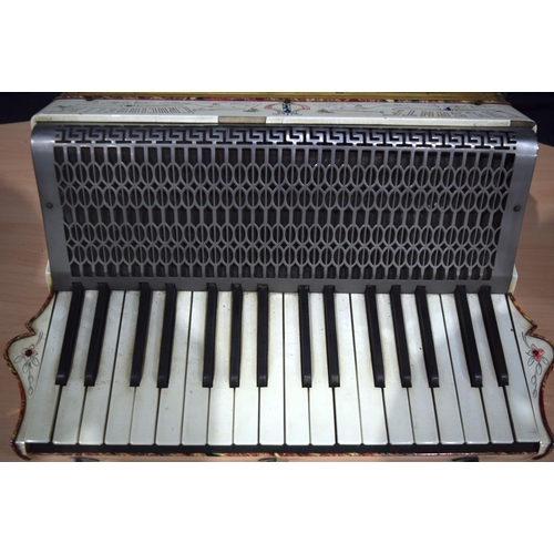 4388 - A Cav. Sante Crucianelli Figli Castelfidaro Italia Piano accordion in Leather case