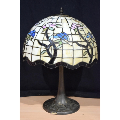 4405 - A Tiffany style lamp 59 x 41cm.