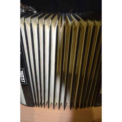 4423 - An Italian Feoro cased accordion 18 x 52cm (2).