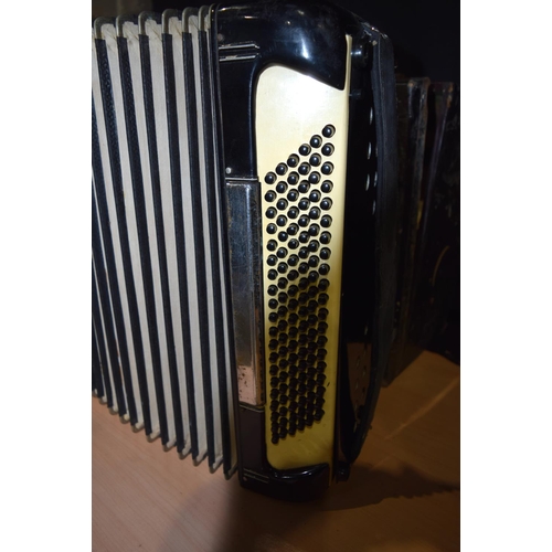 4423 - An Italian Feoro cased accordion 18 x 52cm (2).