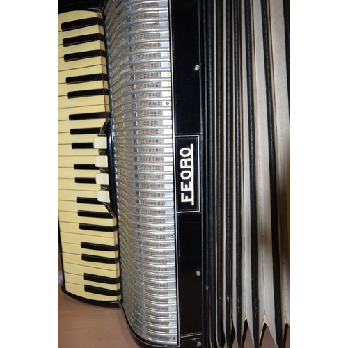 4423 - An Italian Feoro cased accordion 18 x 52cm (2).