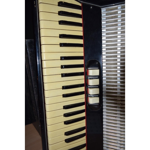 4423 - An Italian Feoro cased accordion 18 x 52cm (2).