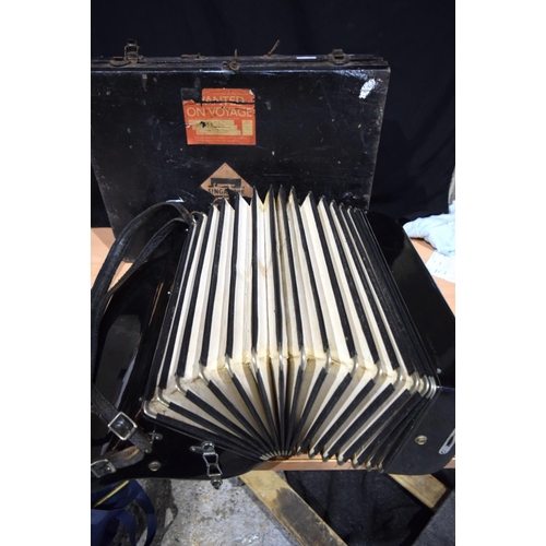 4423 - An Italian Feoro cased accordion 18 x 52cm (2).