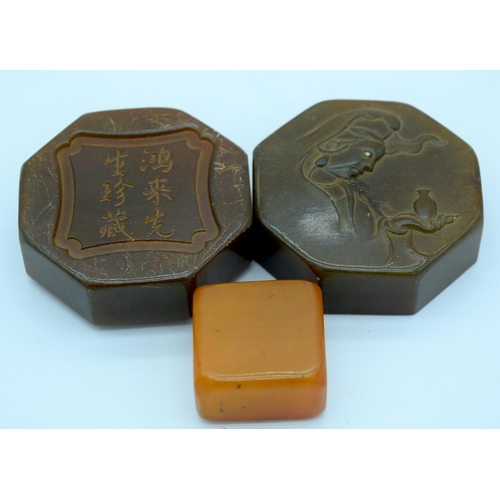 4450 - Chinese soapstone seal set within a carved soapstone box 6 x 3cm (3).