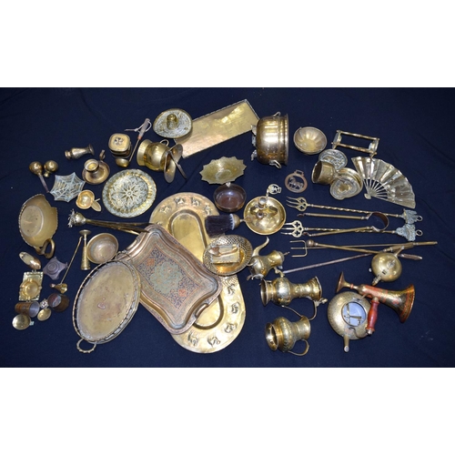 4607 - A large collection of brass objects (2) . (Qty)