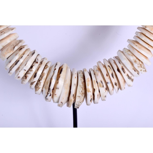 713 - A RARE TRIBAL PAPUA NEW GUINEA MONEY SHELL NECKLACE. Necklace 70 cm long.