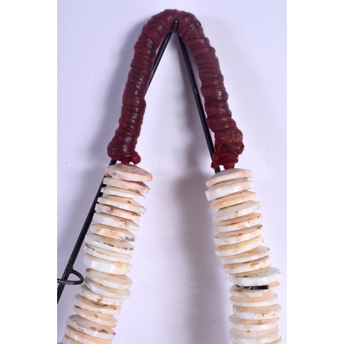 713 - A RARE TRIBAL PAPUA NEW GUINEA MONEY SHELL NECKLACE. Necklace 70 cm long.