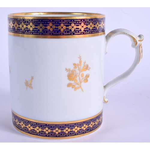 82 - LATE 18TH/EARLY 19TH C. FLIGHT BARR MUG gilded with blue bands and gold flowers