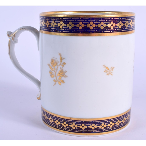 82 - LATE 18TH/EARLY 19TH C. FLIGHT BARR MUG gilded with blue bands and gold flowers