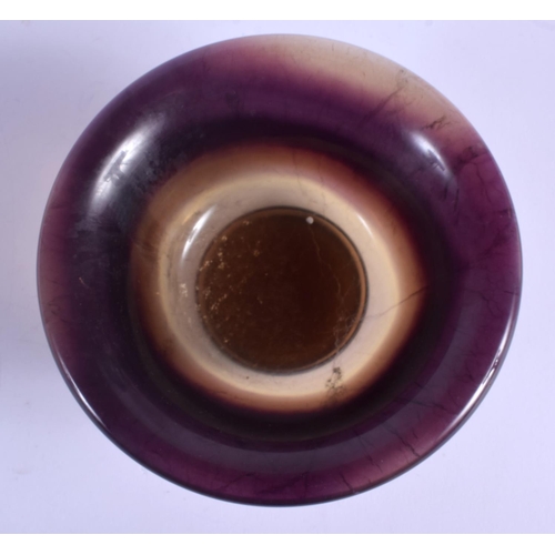 9 - A CONTINENTAL BLUEJOHN STYLE BOWL. 15 cm wide.