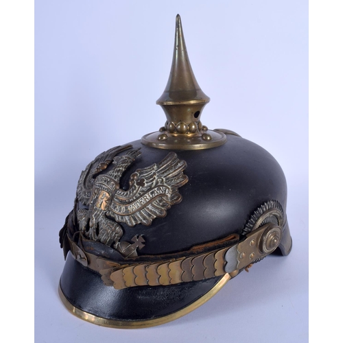 322 - AN IMPERIAL GERMAN MILITARY WWI SOLDIERS PICKELHAUBE HELMET. 21 cm x 25 cm.