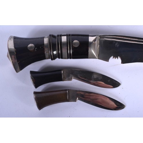 337 - TWO EARLY 20TH CENTURY CARVED RHINOCEROS HORN HANDLED KUKRI GURKHA KNIVES. 40 cm long. (2)