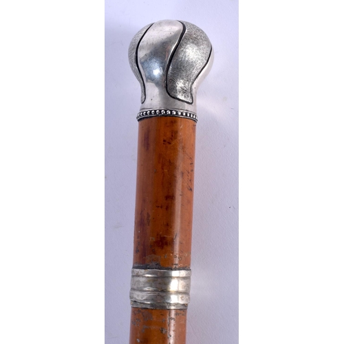 395 - AN ANTIQUE SILVER MOUNTED MALACCA WALKING CANE. 82 cm long.