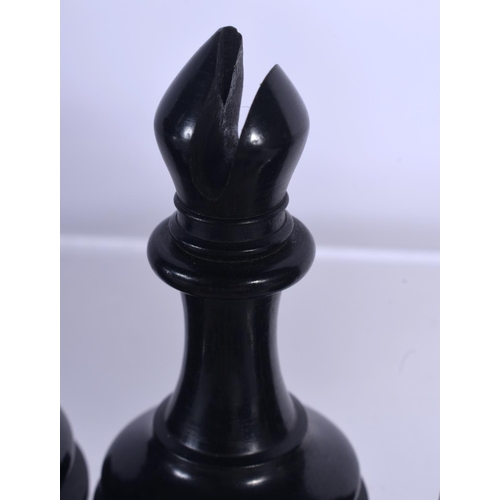 398 - AN ANTIQUE STAUNTON  BOXWOOD AND EBONY JAQUES OF LONDON CHESS SET. Largest 8.5 cm high. (qty)