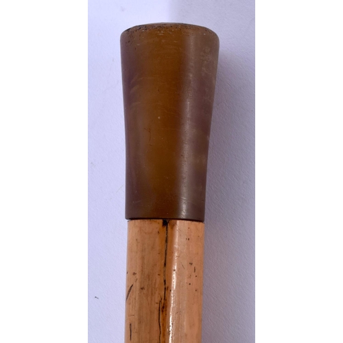 407 - A 19TH CENTURY CONTINENTAL CARVED RHINOCEROS HORN HANDLED WALKING CANE. 82 cm long.