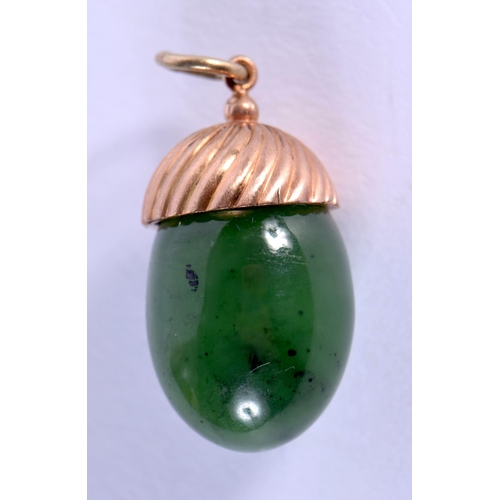 1003 - AN ANTIQUE CONTINENTAL GOLD AND JADEITE EASTER EGG PENDANT. 1.5 cm x 1 cm.