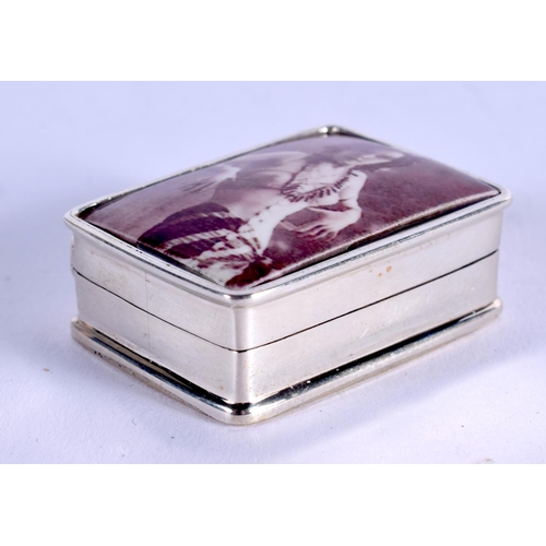 1036 - A CONTEMPORARY EROTIC SILVER PILL BOX. 2.75 cm x 3 cm.