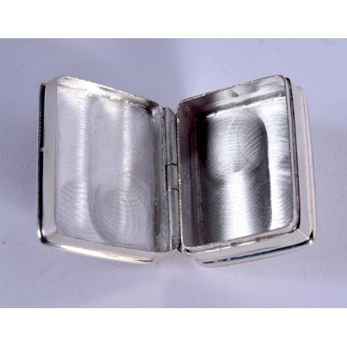 1036 - A CONTEMPORARY EROTIC SILVER PILL BOX. 2.75 cm x 3 cm.