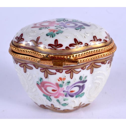 1039 - AN ANTIQUE FRENCH SAMSONS OF PARIS PORCELAIN BOX. 5 cm x 4.5 cm.