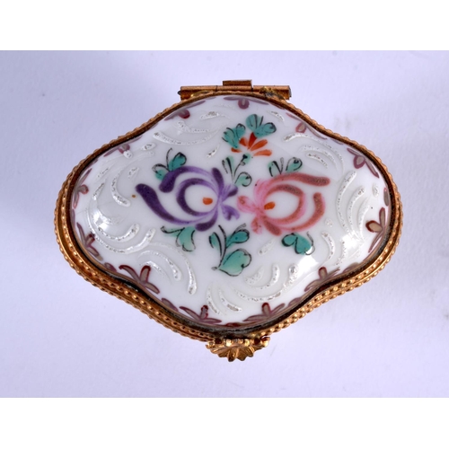 1039 - AN ANTIQUE FRENCH SAMSONS OF PARIS PORCELAIN BOX. 5 cm x 4.5 cm.