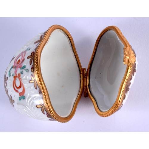 1039 - AN ANTIQUE FRENCH SAMSONS OF PARIS PORCELAIN BOX. 5 cm x 4.5 cm.